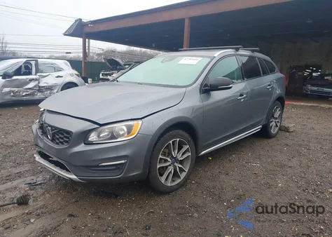 2017 Volvo V60 Cross Country T5 z USA, uszkodzony, nr VIN YV440MWK9H1029162